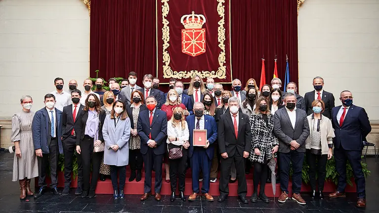 María Chivite, presidenta del Gobierno de Navarra, entrega la Medalla de Oro de Navarra 2021 al Club Atlético Osasuna. PABLO LASAOSA