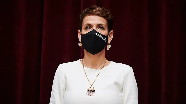 María Chivite, presidenta del Gobierno de Navarra, entrega la Medalla de Oro de Navarra 2021 al Club Atlético Osasuna. PABLO LASAOSA