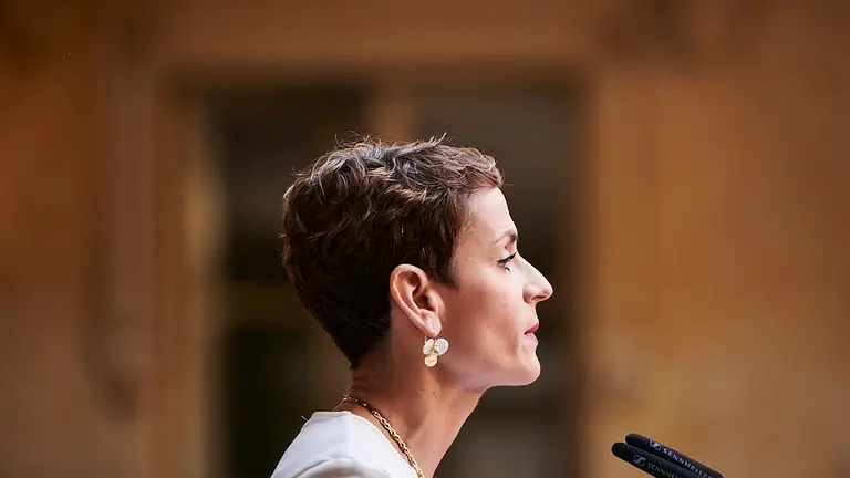 María Chivite, presidenta del Gobierno de Navarra, entrega la Medalla de Oro de Navarra 2021 al Club Atlético Osasuna. PABLO LASAOSA