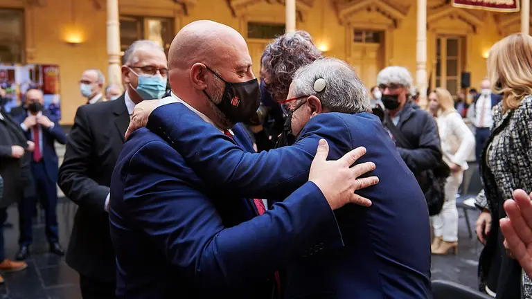 María Chivite, presidenta del Gobierno de Navarra, entrega la Medalla de Oro de Navarra 2021 al Club Atlético Osasuna. PABLO LASAOSA