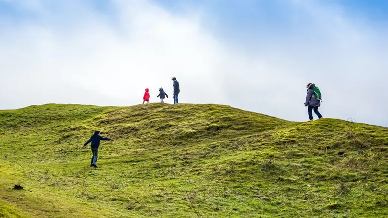 Una familia camina por un monte. ARCHIVO