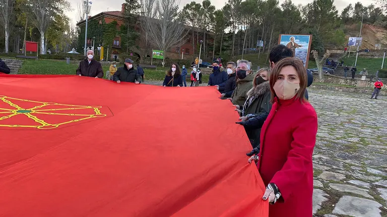 Miembros de Banderazo y la parlamentaria y secretaria general de UPN, Yolanda Ibáñez, durante el acto celebrado este viernes en Javier. CEDIDA.