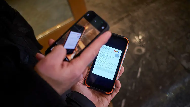 Una persona hace una foto de una pasaporte covid en un bar de Pamplona. PABLO LASAOSA