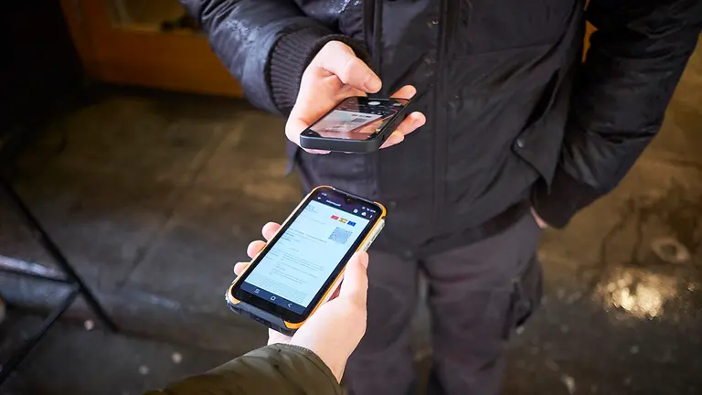 Una persona hace una foto de una pasaporte covid en un bar de Pamplona. PABLO LASAOSA