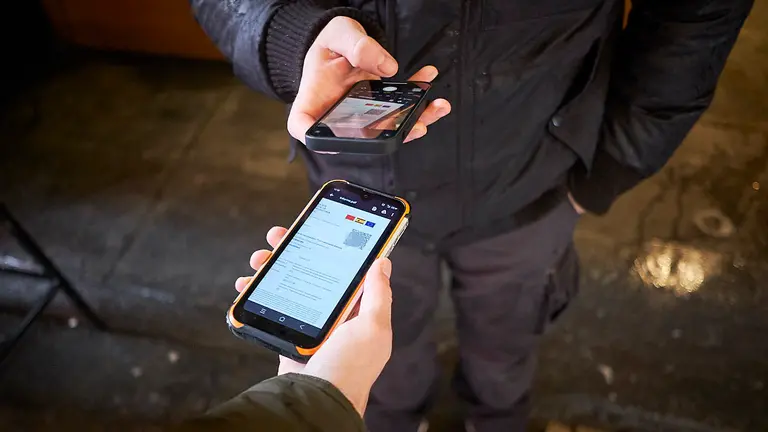 Una persona hace una foto de una pasaporte covid en un bar de Pamplona. PABLO LASAOSA