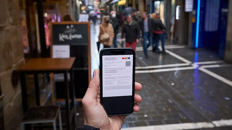 Pasaporte covid en na calle de bares de Pamplona. PABLO LASAOSA