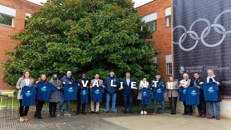 Los organizadores y algunos patrocinadores de la VI edición de la Carrera de los Valientes, durante el acto de presentación. MANUEL CASTELLS