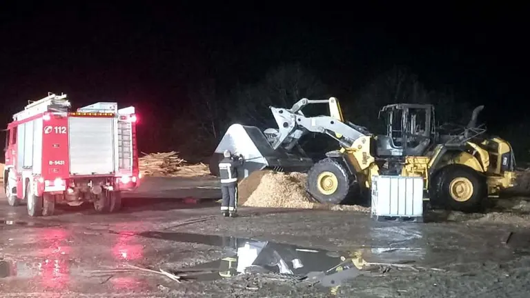 Incendio en una empresa de madera en Arano. BOMBEROS DE NAVARRA