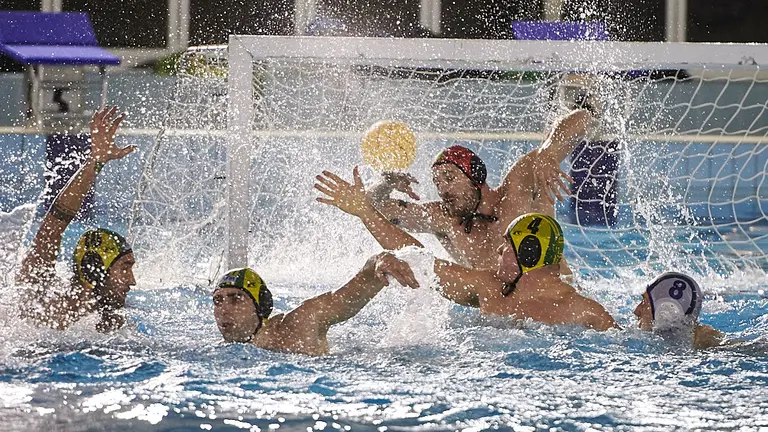 El Waterpolo Navarra se enfrenta al CE Mediterrani en Pamplona. PABLO LASAOSA