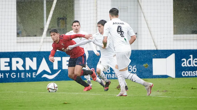 Osasuna Promesas se enfrenta al Gernika en las instalaciones de Tajonar. PABLO LASAOSA