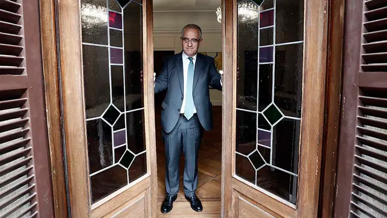 El alcalde de Pamplona, Enrique Maya, observa desde el interior del Ayuntamiento el balcón del Chupinazo de San Fermín. EFE/Jesús Diges