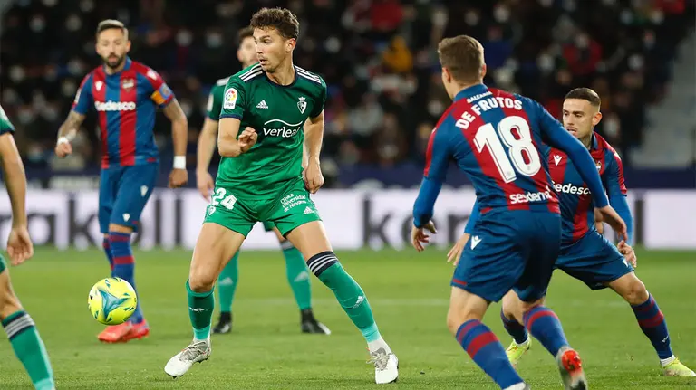 Lucas Torró en acción ante el Levante en Valencia. @CAOsasuna.