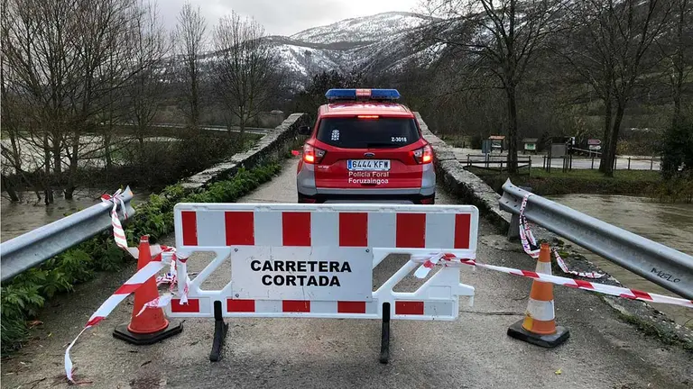 NA-2410 cortada a la altura de Huarte Araquil en el kil&oacute;metro 12. POLIC&Iacute;A FORAL