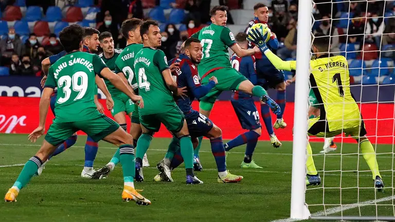 El portero de Osasuna, Sergio Herrera, para el balón tras el cabezazo del jugador del Levante Vukcevic, durante el partido correspondiente a LaLiga Santander jugado en el estadio Ciutat de Valencia.EFE/ Biel Aliño