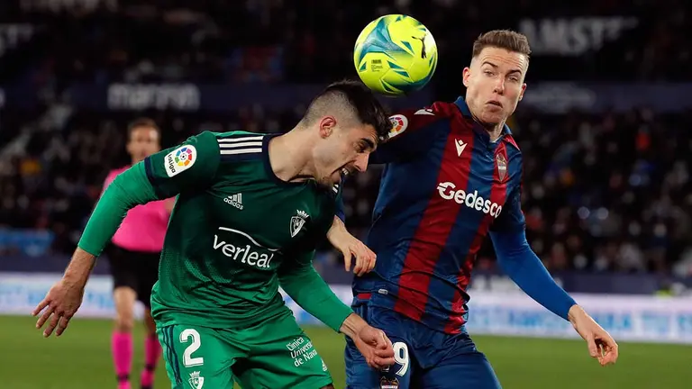 El jugador del Levante, Roger (d) junto a Nacho Vidal (i) del Osasuna , durante el partido correspondiente a LaLiga Santander jugado en el estadio Ciutat de Valencia.EFE/ Biel Aliño