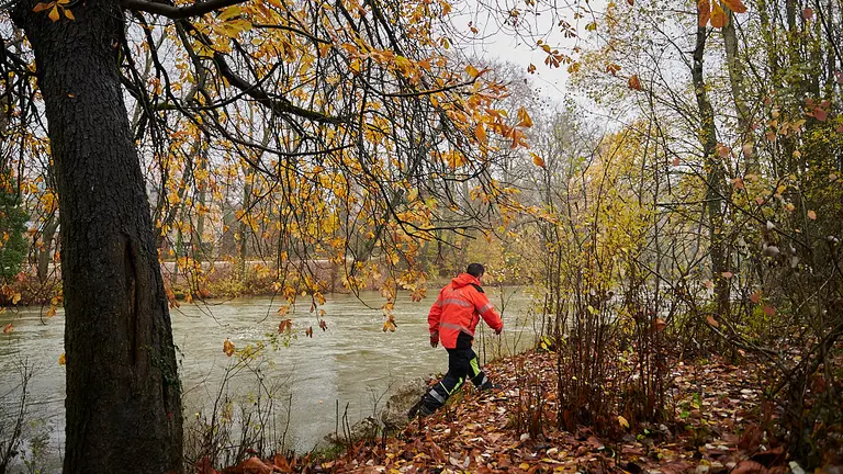 Dispositivo de búsqueda de Bomberos para encontrar al hombre desaparecido de 74 años hace unos días en Pamplona. PABLO LASAOSA
