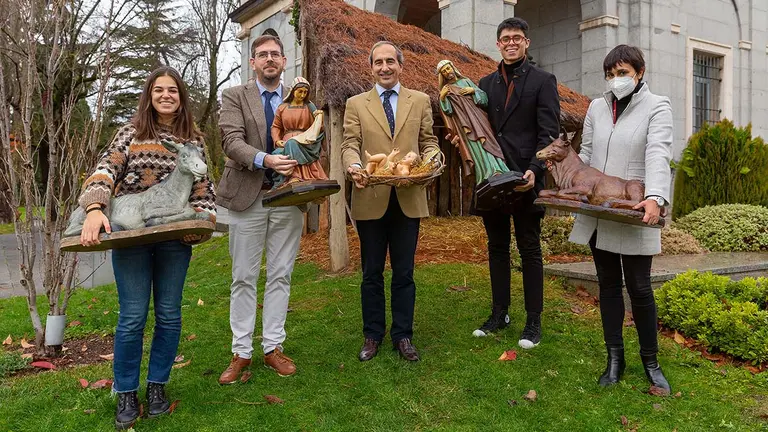 El director del Instituto de Idiomas, Cóilín Ó hAodha, la técnico superior del Servicio de Prevención de Riesgos Laborales de la Universidad, María Iñíguez López, junto con el rector Alfonso Sánchez-Tabernero y los delegados de los alumnos, Isabel Bistué y Juan Víctor Villegas. UNAV