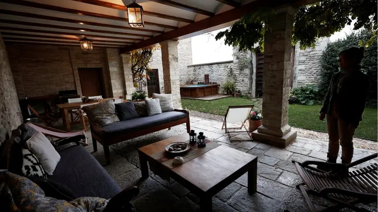 Jardines de la casa rural 'Enarazai' (lugar de golondrinas), habilitada en el antiguo Palacio de Etxauri, a unos 18 kilómetros de Pamplona. EFE/ Jesús Diges