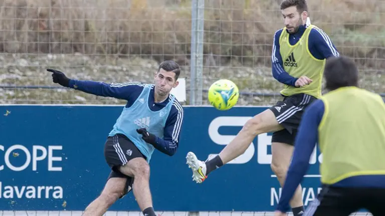 Jesús Areso centra ante la oposición de Moncayola. CA Osasuna.