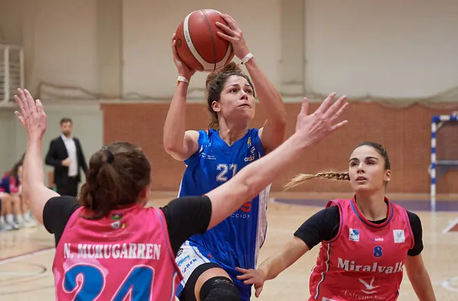 Partido de baloncesto en el polideportivo de Zizur entre el FBN Ardoi y el Estremadura. MIGUEL OSÉS