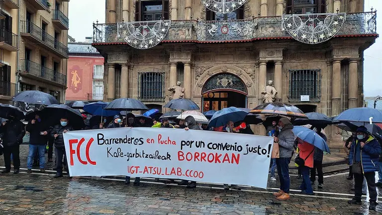 Los trabajadores que se ocupan de la limpieza de las calles de Pamplona, durante la concentración en la Plaza del Ayuntamiento para reclamar un "convenio justo". LAB