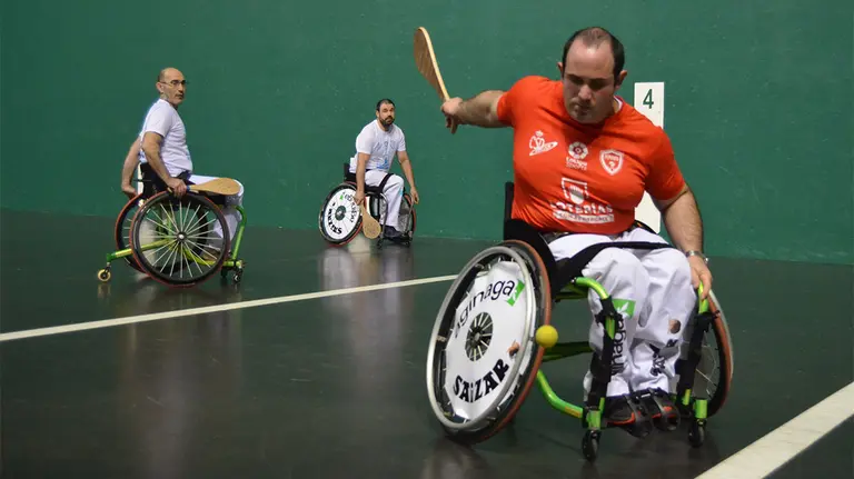 Partido de pelota en silla de ruedas en el frontón Labrit. @FNPelotaVasca.