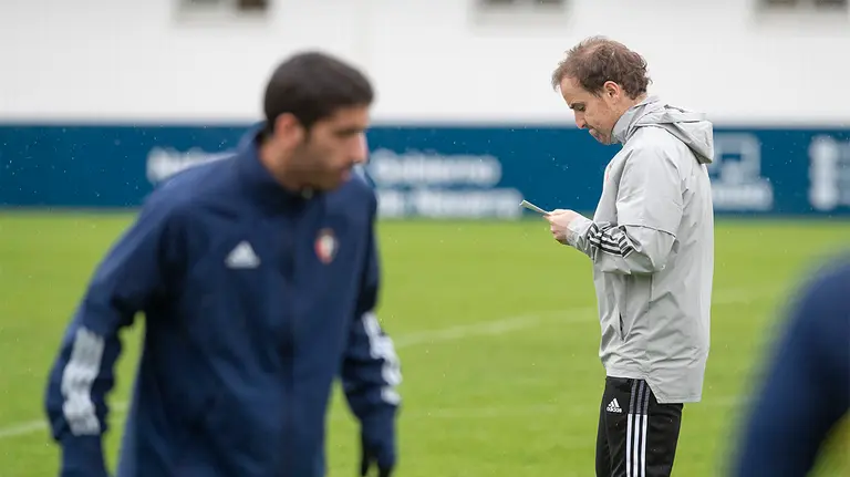 Entrenamiento de los rojillos en Tajonar bajo la mirada de Jagoba Arrasate. CA Osasuna.