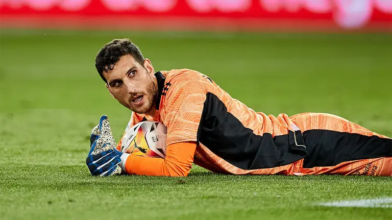 El portero de Osasuna, Sergio Herrera, se lanza al suelo a por el balón. Inigo Larreina / AFP7 / Europa Press.