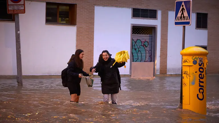 El r&iacute;o Arga se ha desbordado en el barrio de la Rochapea en Pamplona, con numerosas incidencias en diversas zonas con calles y garajes anegados y carreteras cortadas. I&Ntilde;IGO ALZUGARAY