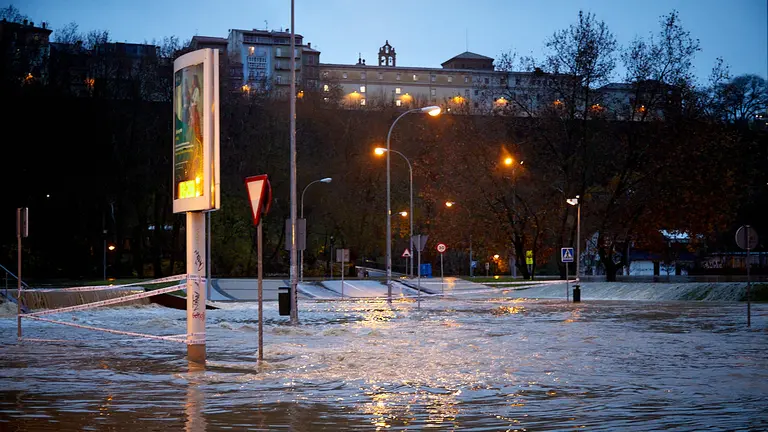El río Arga se ha desbordado en el barrio de la Rochapea en Pamplona, con numerosas incidencias en diversas zonas con calles y garajes anegados y carreteras cortadas. IÑIGO ALZUGARAY