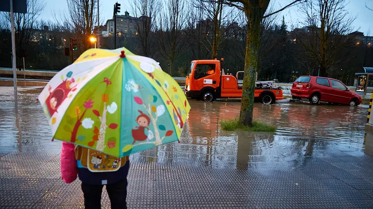 El río Arga se ha desbordado en el barrio de la Rochapea en Pamplona, con numerosas incidencias en diversas zonas con calles y garajes anegados y carreteras cortadas. IÑIGO ALZUGARAY