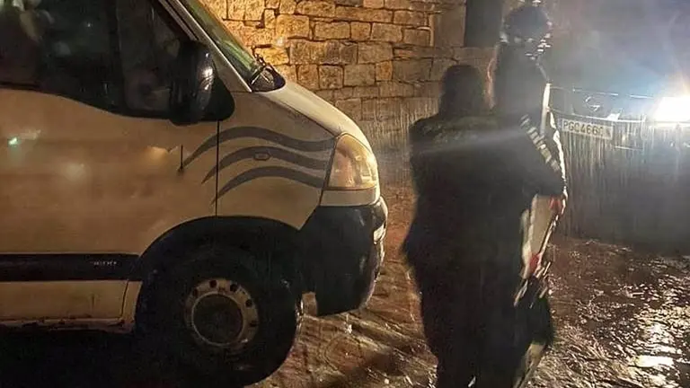 Rescate de una mujer y siete menores en Olave. GUARDIA CIVIL