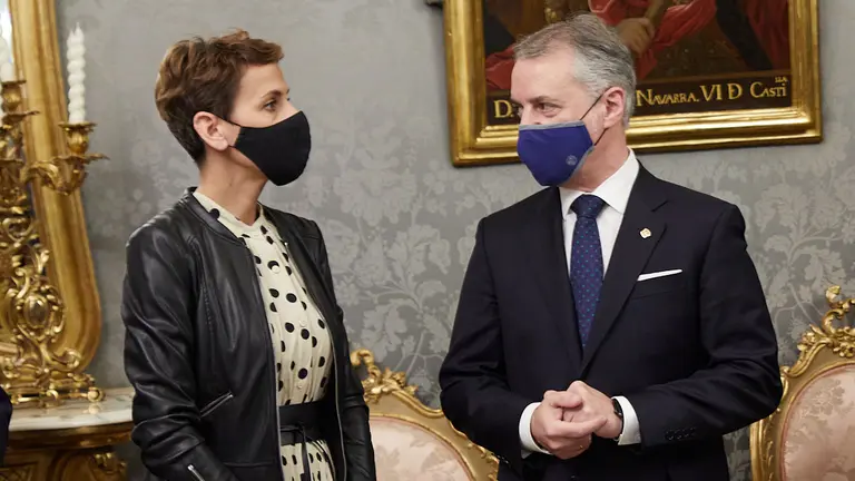 La presidenta de Navarra, María Chivite, y el lehendakari del Gobierno Vasco, Iñigo Urkullu, firman un nuevo protocolo de colaboración entre ambas comunidades autónomas. IÑIGO ALZUGARAY