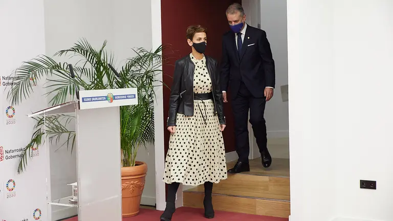 La presidenta de Navarra, María Chivite, y el lehendakari del Gobierno Vasco, Iñigo Urkullu, firman un nuevo protocolo de colaboración entre ambas comunidades autónomas. IÑIGO ALZUGARAY