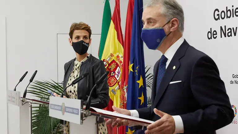 La presidenta de Navarra, María Chivite, y el lehendakari del Gobierno Vasco, Iñigo Urkullu, firman un nuevo protocolo de colaboración entre ambas comunidades autónomas. IÑIGO ALZUGARAY
