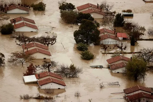 Vista aérea de las inundaciones ocasionadas por el desbordamiento río Arga a su paso por Huarte, villava y Burlada en Navarra, este viernes. Los ríos Arga, Ega, Larraun, Ezkurra, Urederra y Baztán han alcanzado en las últimas horas el nivel de alerta por inundaciones en Navarra, donde han comenzado a producirse incendias en diversas zonas con calles y garajes anegados y carreteras cortadas. Las intensas lluvias de los últimos días, que continúan esta mañana, junto al deshielo han contribuido a la crecida de los ríos de la Comunidad Foral que a estas horas se han desbordado en zonas como la comarca de Pamplona impidiendo ya en algunos casos a los vecinos salir de sus casas. EFE/ Jesús Diges