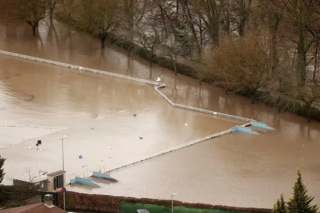Vista aérea de las inundaciones ocasionadas por el desbordamiento río Arga a su paso por Huarte, villava y Burlada en Navarra, este viernes. Los ríos Arga, Ega, Larraun, Ezkurra, Urederra y Baztán han alcanzado en las últimas horas el nivel de alerta por inundaciones en Navarra, donde han comenzado a producirse incendias en diversas zonas con calles y garajes anegados y carreteras cortadas. Las intensas lluvias de los últimos días, que continúan esta mañana, junto al deshielo han contribuido a la crecida de los ríos de la Comunidad Foral que a estas horas se han desbordado en zonas como la comarca de Pamplona impidiendo ya en algunos casos a los vecinos salir de sus casas. EFE/ Jesús Diges