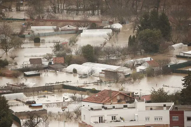 Vista aérea de las huertas tras las inundaciones ocasionadas por el desbordamiento río Arga a su paso por Huarte, villava y Burlada en Navarra, este viernes. Los ríos Arga, Ega, Larraun, Ezkurra, Urederra y Baztán han alcanzado en las últimas horas el nivel de alerta por inundaciones en Navarra, donde han comenzado a producirse incendias en diversas zonas con calles y garajes anegados y carreteras cortadas. Las intensas lluvias de los últimos días, que continúan esta mañana, junto al deshielo han contribuido a la crecida de los ríos de la Comunidad Foral que a estas horas se han desbordado en zonas como la comarca de Pamplona impidiendo ya en algunos casos a los vecinos salir de sus casas. EFE/ Jesús Diges