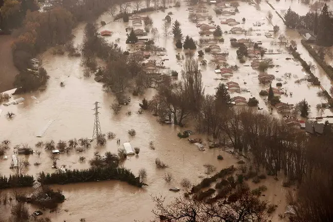 Vista aérea de las inundaciones ocasionadas por el desbordamiento río Arga a su paso por Huarte, villava y Burlada en Navarra, este viernes. Los ríos Arga, Ega, Larraun, Ezkurra, Urederra y Baztán han alcanzado en las últimas horas el nivel de alerta por inundaciones en Navarra, donde han comenzado a producirse incendias en diversas zonas con calles y garajes anegados y carreteras cortadas. Las intensas lluvias de los últimos días, que continúan esta mañana, junto al deshielo han contribuido a la crecida de los ríos de la Comunidad Foral que a estas horas se han desbordado en zonas como la comarca de Pamplona impidiendo ya en algunos casos a los vecinos salir de sus casas. EFE/ Jesús Diges