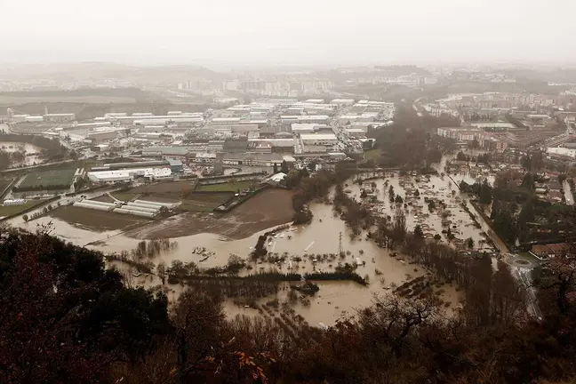 Vista aérea de las inundaciones ocasionadas por el desbordamiento río Arga a su paso por Huarte, villava y Burlada en Navarra, este viernes. Los ríos Arga, Ega, Larraun, Ezkurra, Urederra y Baztán han alcanzado en las últimas horas el nivel de alerta por inundaciones en Navarra, donde han comenzado a producirse incendias en diversas zonas con calles y garajes anegados y carreteras cortadas. Las intensas lluvias de los últimos días, que continúan esta mañana, junto al deshielo han contribuido a la crecida de los ríos de la Comunidad Foral que a estas horas se han desbordado en zonas como la comarca de Pamplona impidiendo ya en algunos casos a los vecinos salir de sus casas. EFE/ Jesús Diges