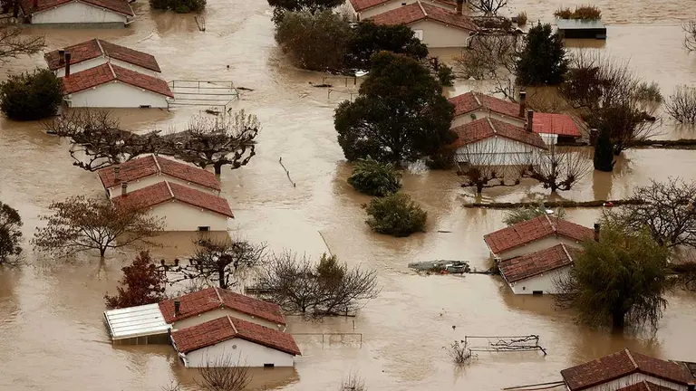 Vista aérea de las inundaciones ocasionadas por el desbordamiento río Arga a su paso por Huarte, villava y Burlada en Navarra, este viernes. Los ríos Arga, Ega, Larraun, Ezkurra, Urederra y Baztán han alcanzado en las últimas horas el nivel de alerta por inundaciones en Navarra, donde han comenzado a producirse incendias en diversas zonas con calles y garajes anegados y carreteras cortadas. Las intensas lluvias de los últimos días, que continúan esta mañana, junto al deshielo han contribuido a la crecida de los ríos de la Comunidad Foral que a estas horas se han desbordado en zonas como la comarca de Pamplona impidiendo ya en algunos casos a los vecinos salir de sus casas. EFE/ Jesús Diges