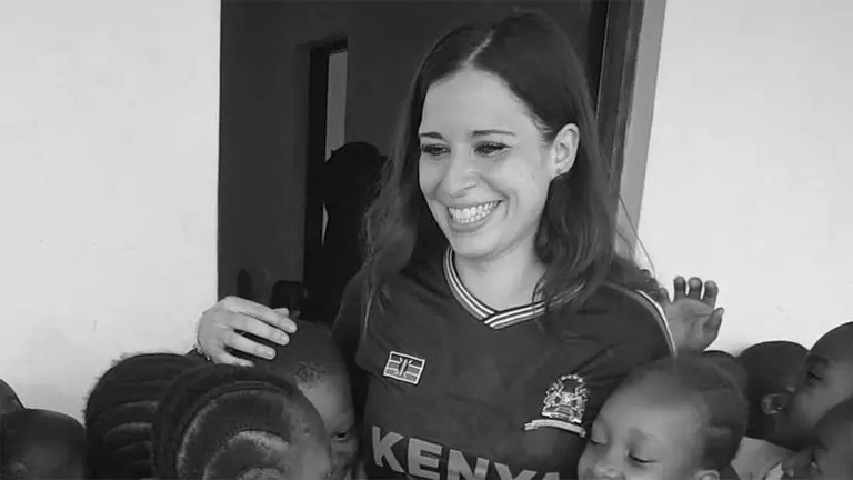 La navarra Marta Oreja Bernal junto a los niños de la ONG Supporting Healthcare in Kenya. FACEBOOK