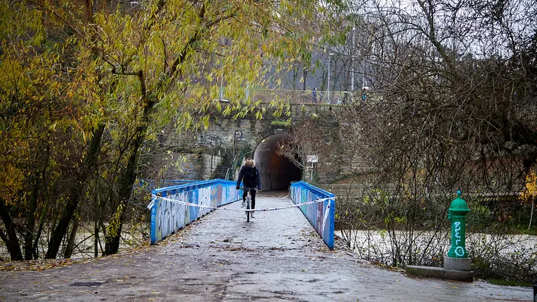 El río Arga se ha desbordado en el barrio de la Rochapea en Pamplona, con numerosas incidencias en diversas zonas con calles y garajes anegados y carreteras cortadas. IÑIGO ALZUGARAY