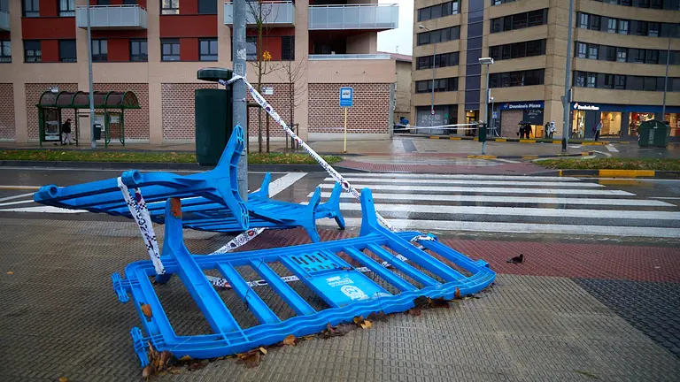 El río Arga se ha desbordado en el barrio de la Rochapea en Pamplona, con numerosas incidencias en diversas zonas con calles y garajes anegados y carreteras cortadas. IÑIGO ALZUGARAY