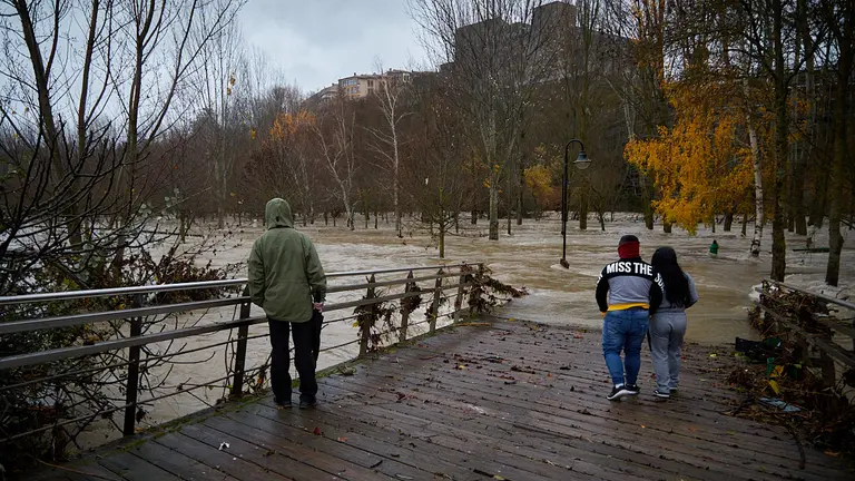 El río Arga se ha desbordado en el barrio de la Rochapea en Pamplona, con numerosas incidencias en diversas zonas con calles y garajes anegados y carreteras cortadas. IÑIGO ALZUGARAY
