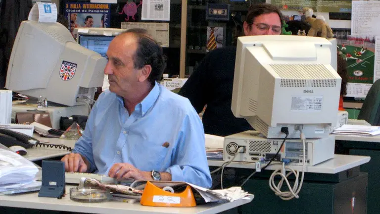 Jesús Riaño, en su mesa de trabajo de Diario de Navarra.