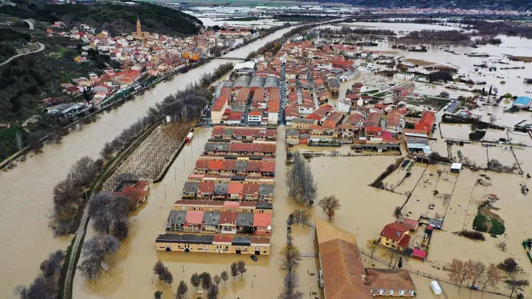 Vista aérea de los alrededores de la localidad navarra de Funes este sábado, donde las calles han quedado prácticamente anegadas en su totalidad por el desbordamiento del río Arga. EFE/Jesús Diges