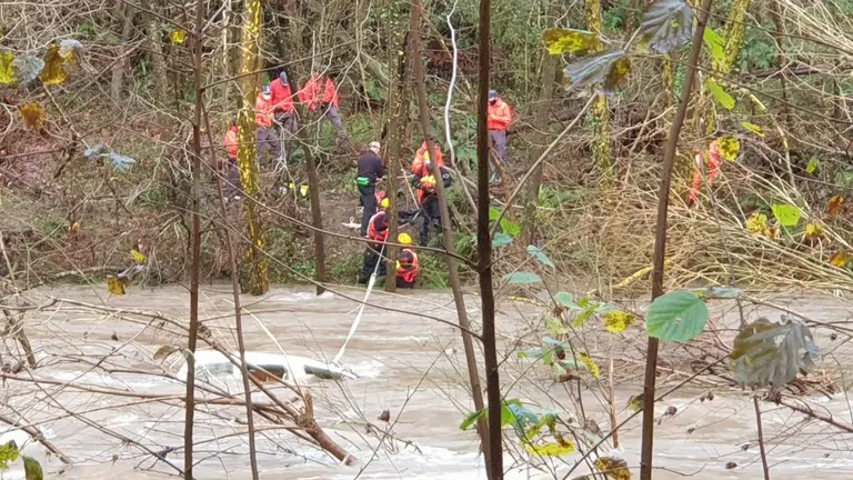 Encuentran el cuerpo del hombre desaparecido en Elizondo dentro de su coche en el río. CEDIDA (Andoni Andueza)