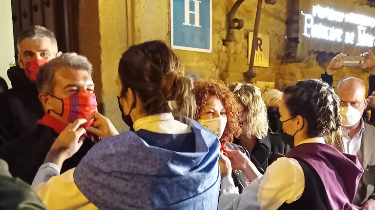 El presidente del Barcelona, Joan Laporta, recibe el pañuelo rojo en Olite. @ElOlitense.