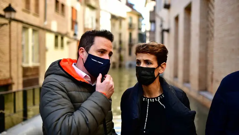 La presidenta de Navarra, María Chivite (d), junto al alcalde de Tudela, Alejandro Toquero (i), durante una visita al municipio, a 12 de diciembre de 2021, en Tudela, Navarra (España). La crecida del Ebro ha provocado que en Tudela se hayan inundado por filtración, a través de la red de alcantarillado, zonas bajas del casco antiguo próximas al río. No se han registrado incidencias más allá de las normales en esta situación de excepcionalidad, si bien se encuentran anegados garajes, bajeras y algunos comercios,
12 DICIEMBRE 2021;TUDELA;NAVARRA;TEMPORAL;EBRO
Iván Delgado / Europa Press
12/12/2021
